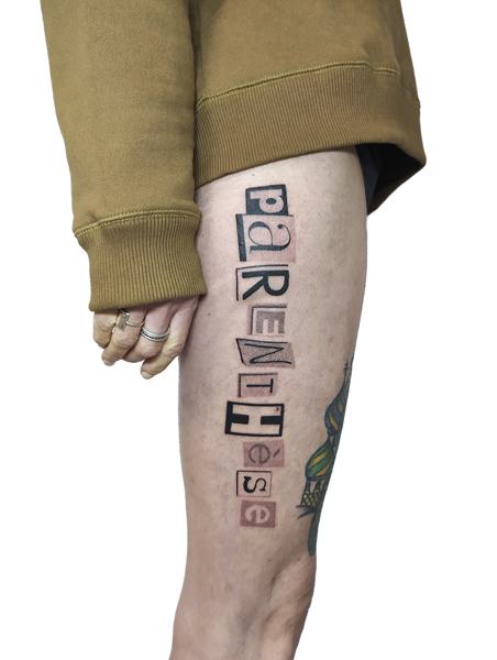 Ce que je tatoue : photographie d'un tatouage texte "parenthèse"