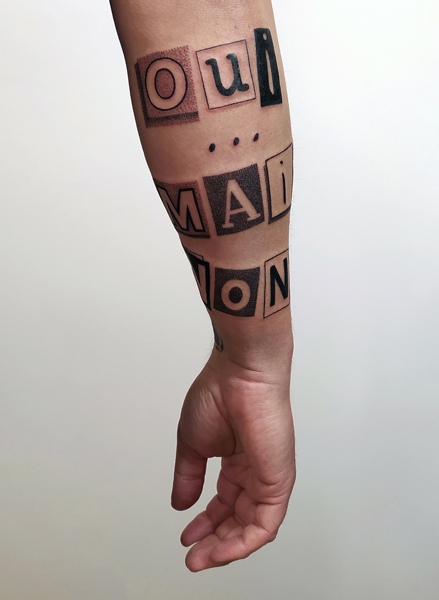 Ce que je tatoue : photographie d'un tatouage texte "oui... mais non"