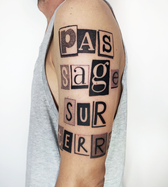 Ce que je tatoue : photographie d'un tatouage texte "pas sage sur terre"