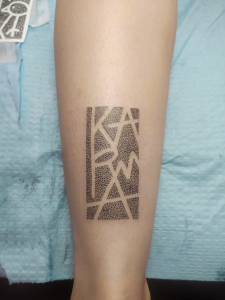 Ce que je tatoue : photographie d'un tatouage texte "karma"
