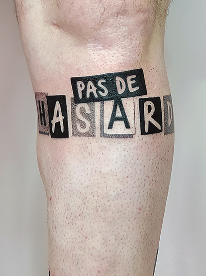 Ce que je tatoue : photographie d'un tatouage texte "pas de hasard"