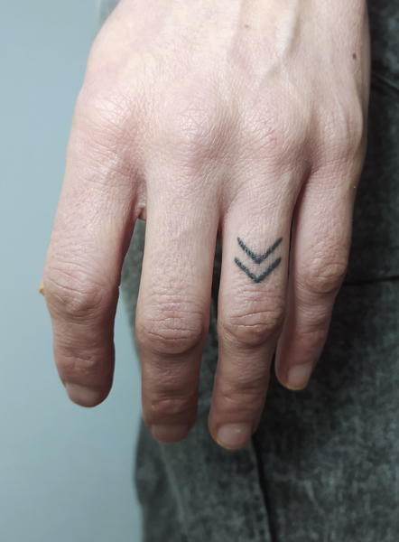 Photographie d'un tatouage de doigt cicatrisé, réalisé au handpoke par M'o Tattoo, tatoueuse à Albi